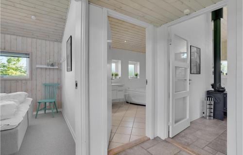EjstrupにあるAwesome Home In Ejstrupholm With 3 Bedrooms And Wifiのリビングルーム(バスルームにつながるドア付)