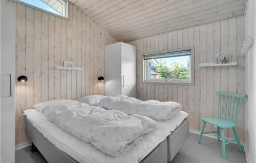 Cama en habitación con silla y ventana en Nice Home In Ejstrupholm With Kitchen, en Ejstrup