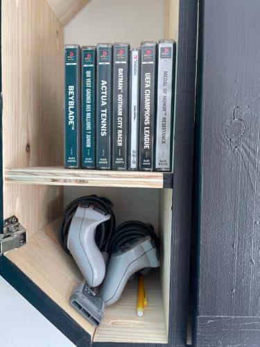 une étagère avec un tas de livres dans l'établissement Studio petit plus gaming !, à Calais