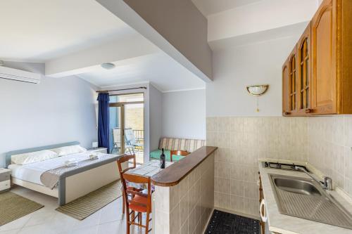 Dapur atau dapur kecil di Studio Brsec 7796a