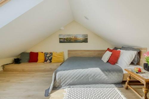 Un dormitorio con una cama en un ático en Old Town Apartment, en Vilna