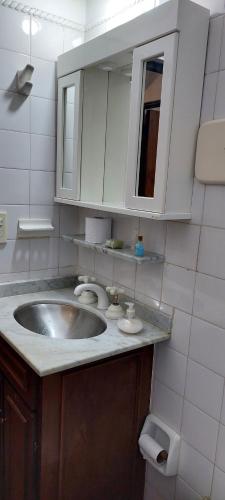 ein Bad mit einem Waschbecken und einem Spiegel in der Unterkunft DEPARTAMENTO CENTRICO ALAUAL in Concordia