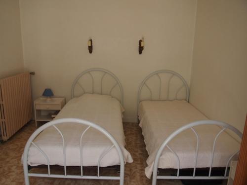 ル・ボワ・プラージュ・アン・レにあるMaison Le Bois-Plage-en-Ré, 2 pièces, 2 personnes - FR-1-258-56の小さな部屋のベッド2台