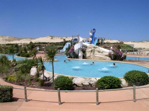 - une piscine dans un complexe avec des personnes dans l'établissement Studio cosy proche océan et commerces, parfait pour des vacances à deux! - FR-1-239-437, à Seignosse