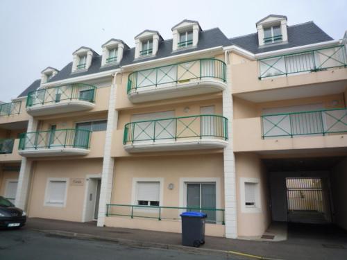 Appartement T2 : grande terrasse équipée, parking, à 200m de la mer et 400m de la plage