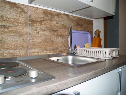 eine Küche mit einer Spüle und einer Arbeitsplatte in der Unterkunft Apartments with a parking space Tkon, Pasman - 20400 in Tkon