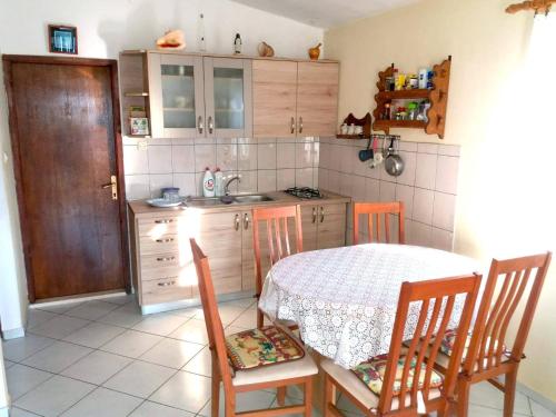 Η κουζίνα ή μικρή κουζίνα στο Secluded fisherman's cottage Cove Zizanj, Pasman - 21004