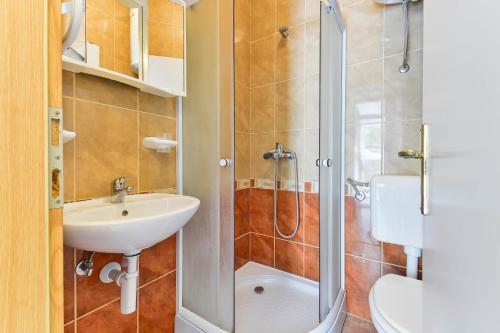 Kúpeľňa v ubytovaní Apartments by the sea Sukosan, Zadar - 6133