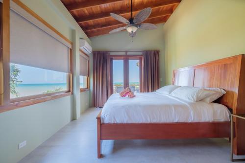 - une chambre avec un lit et une vue sur l'océan dans l'établissement Suite 2 at Island Pearl Gold Standard Certified, à Caye Caulker