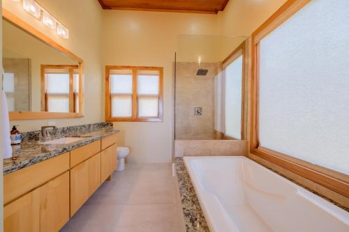 La salle de bains est pourvue d'une baignoire, de toilettes et d'un lavabo. dans l'établissement Suite 2 at Island Pearl Gold Standard Certified, à Caye Caulker