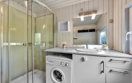 a bathroom with a washing machine and a sink at Stunning Home In Tarm With 3 Bedrooms And Wifi in Hemmet