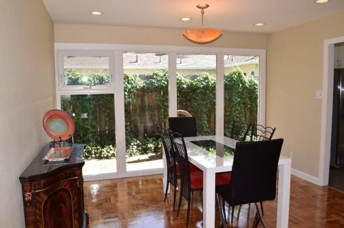 a dining room with a white table and chairs at Silicon Valley Palo Alto Stanford Prime Location in Palo Alto
