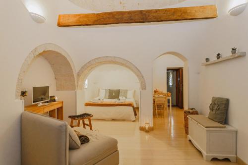 1 dormitorio con 1 cama y sala de estar en Milestones Modern Suite Trullo Jacuzzi Spa & Relax, en Alberobello