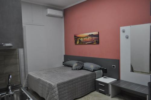 una camera con letto e lavandino di HSUITE a Napoli