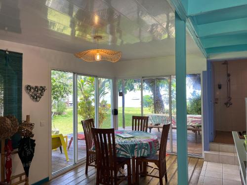 - une salle à manger avec une table et des chaises dans l'établissement Linareva Moorea Beach Resort, à Haapiti