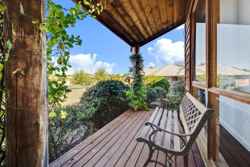 Μπαλκόνι ή βεράντα στο Aarlaur 2 - Charming 2BR Rustic Home l Bath l Fire Pit l WiFi l Air-Con