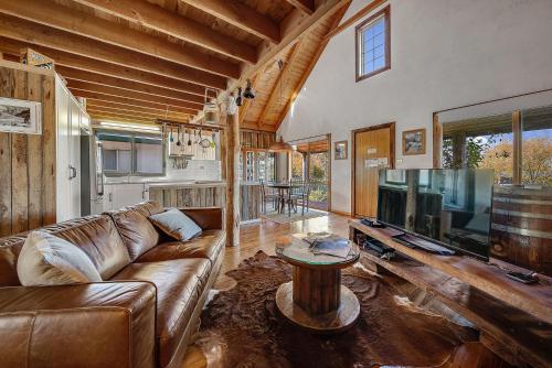 Χώρος καθιστικού στο Aarlaur 2 - Charming 2BR Rustic Home l Bath l Fire Pit l WiFi l Air-Con