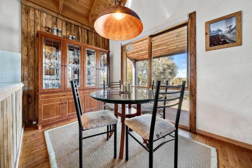 Φωτογραφία από το άλμπουμ του Aarlaur 2 - Charming 2BR Rustic Home l Bath l Fire Pit l WiFi l Air-Con σε Jindabyne
