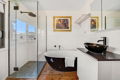 Η κουζίνα ή μικρή κουζίνα στο Aarlaur 2 - Charming 2BR Rustic Home l Bath l Fire Pit l WiFi l Air-Con