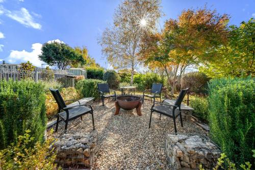 Κήπος έξω από το Aarlaur 2 - Charming 2BR Rustic Home l Bath l Fire Pit l WiFi l Air-Con