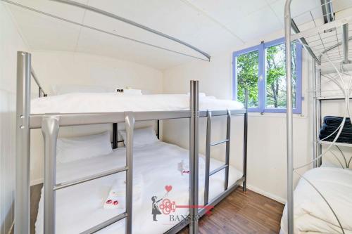 Postel nebo postele na pokoji v ubytování Peaceful house for FOUR - Camping with style! -By EasyLife Swiss