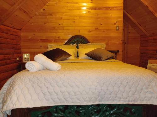 una camera con un grande letto in una cabina di Glamping El Ocaso a Zipaquirá