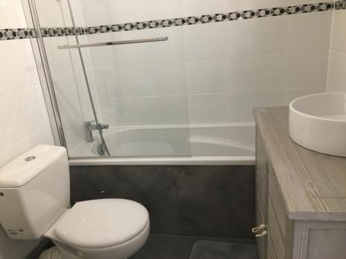 a bathroom with a toilet and a sink and a tub at Studio Arcachon, 1 pièce, 2 personnes - FR-1-374-104 in Arcachon
