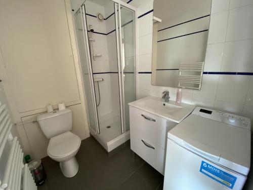 une salle de bain avec toilettes, lavabo et douche dans l'établissement Charmant T2 avec Terrasse Sud, Accès Plage et Parking Sécurisé à Arcachon - FR-1-374-85, à Arcachon