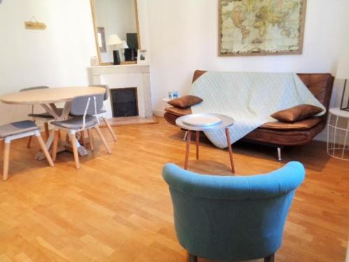un salon avec un canapé, une table et des chaises dans l'établissement Charmant T3 Centre-ville Arcachon, Plage, Marché, Équipé, 3 Chambres, Aucun Fêtes - FR-1-374-90, à Arcachon