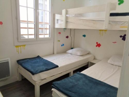 une chambre avec deux lits superposés et une fenêtre dans l'établissement Charmant T3 Centre-ville Arcachon, Plage, Marché, Équipé, 3 Chambres, Aucun Fêtes - FR-1-374-90, à Arcachon