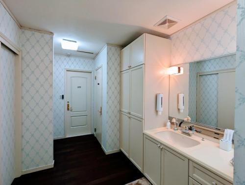 a bathroom with a sink and a mirror at 柳川ゲストハウス 憩 (IKOI) in Yanagawa