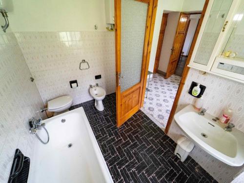Ένα μπάνιο στο Holiday Home in Tuscany with Scenic Views