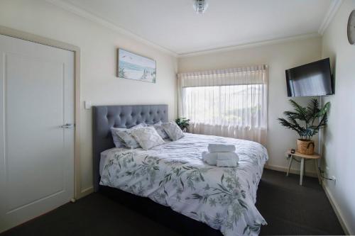 Ένα ή περισσότερα κρεβάτια σε δωμάτιο στο Ultra Modern 3BR Mt Gambier Holiday Home