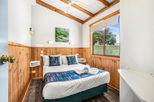 een slaapkamer met een bed en een raam bij Breeze Holiday Parks - Grampians in Halls Gap