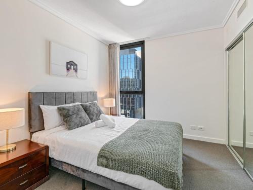 1 dormitorio con cama y ventana grande en City Centre 3BR Apartment with Stunning Views en Brisbane