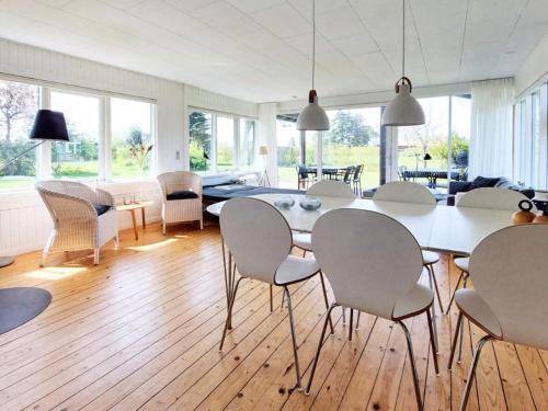 ein Esszimmer und ein Wohnzimmer mit einem Tisch und Stühlen in der Unterkunft Holiday home Karrebæksminde IX in Karrebæksminde