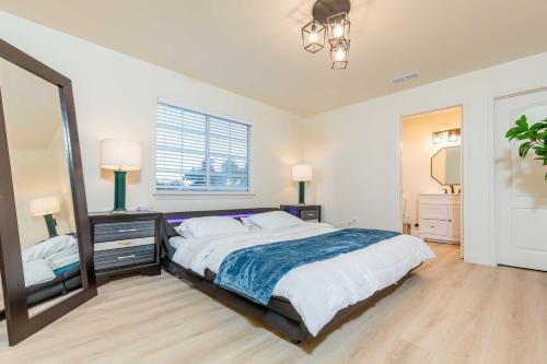 um quarto com uma cama grande e um espelho grande em Newly Remodeled 5B4B 2 mile from the Rose Parade em Pasadena