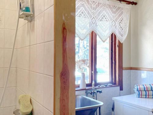 uma casa de banho com um lavatório e uma janela em Holiday home STILLINGSÖN IV em Stillingsön