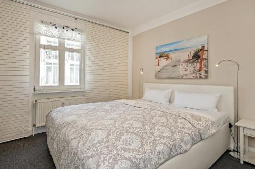 Haus Miramar 09 في آلبيك: غرفة نوم بيضاء بها سرير ونافذة