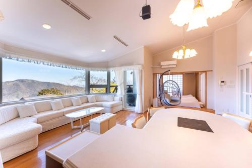 uma sala de estar com um sofá e uma mesa em Noёl HAKONE GENSEN em Hakone