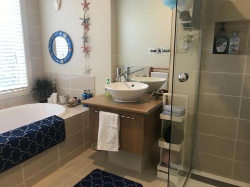 Ένα μπάνιο στο We Love the Bay short stays private suite 1 to 4 days
