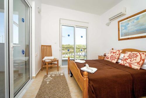 a bedroom with a large bed and a balcony at Royal St.Georges in Fánai