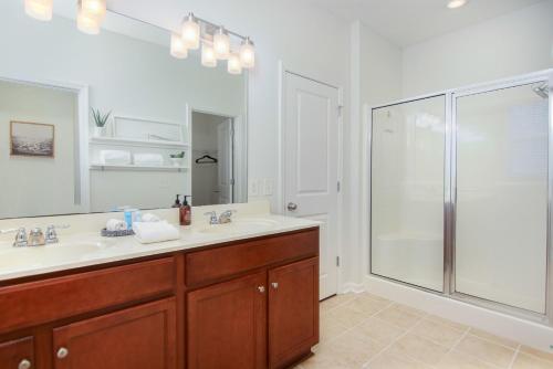 ein Bad mit einem Waschbecken und einer Dusche in der Unterkunft The Jade Park Circle Mins to Dwtn and Beaches in Charleston