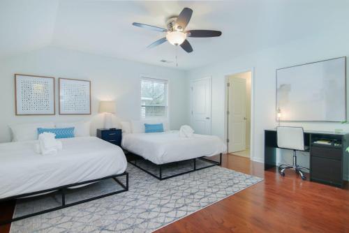 1 Schlafzimmer mit 2 Betten und einem Deckenventilator in der Unterkunft The Jade Park Circle Mins to Dwtn and Beaches in Charleston