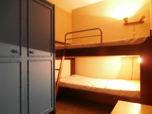 a small room with two bunk beds and a lamp at Appartement Seignosse, 1 pièce, 4 personnes - FR-1-239-400 in Seignosse