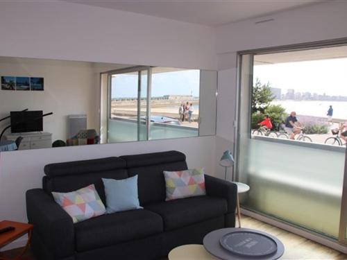 ein Wohnzimmer mit einem Sofa und einem großen Fenster in der Unterkunft Appartement Les Sables-d'Olonne, 2 pièces, 4 personnes - FR-1-331-84 in Les Sables-dʼOlonne