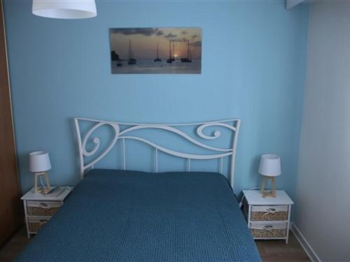 - une chambre bleue avec un lit et 2 tables de chevet dans l'établissement Appartement 2 Pièces Rénové Vue Mer, Proche Centre - FR-1-331-84, à Les Sables-dʼOlonne