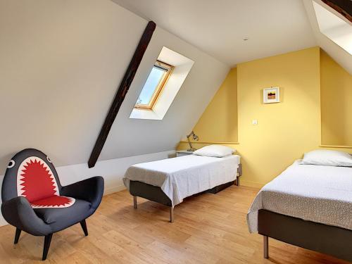 カマレ・シュル・メールにあるMaison Camaret-sur-Mer, 5 pièces, 8 personnes - FR-1-370-13のベッドルーム1室(ベッド2台、椅子付)