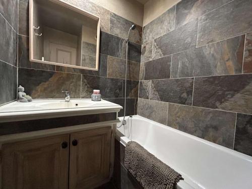 une salle de bain avec un lavabo et une baignoire dans l'établissement Grimaud : Appartement 3 Pces avec piscine et vue mer - FR-1-226-514, à Grimaud