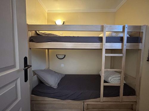 quelques lits superposés dans une chambre dans l'établissement Grimaud : Appartement 3 Pces avec piscine et vue mer - FR-1-226-514, à Grimaud